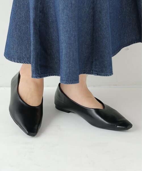 frames RAY CASSIN（フレームスレイカズン）の「スクエアトゥフラットシューズ（パンプス・レディース・ブラック/ブルー/グレイッシュベージュ/ブラック系・SMALL/MEDIUM/LARGE）」の2枚目の写真