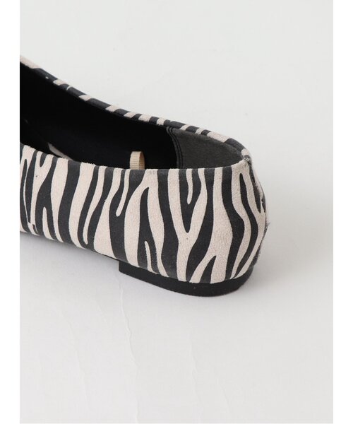 frames RAY CASSIN（フレームスレイカズン）の「スクエアトゥフラットシューズ（パンプス・レディース・ブラック/ブルー/グレイッシュベージュ/ブラック系・SMALL/MEDIUM/LARGE）」の6枚目の写真