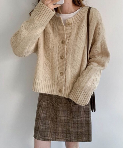 Chaco closet(チャコ クローゼット)の「クルーネックケーブルニットカーディガン(カーディガン/ボレロ・レディース・ブラウン/グレー/アイボリー・FREE)」の4枚目の写真