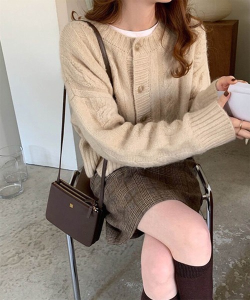 Chaco closet(チャコ クローゼット)の「クルーネックケーブルニットカーディガン(カーディガン/ボレロ・レディース・ブラウン/グレー/アイボリー・FREE)」の5枚目の写真