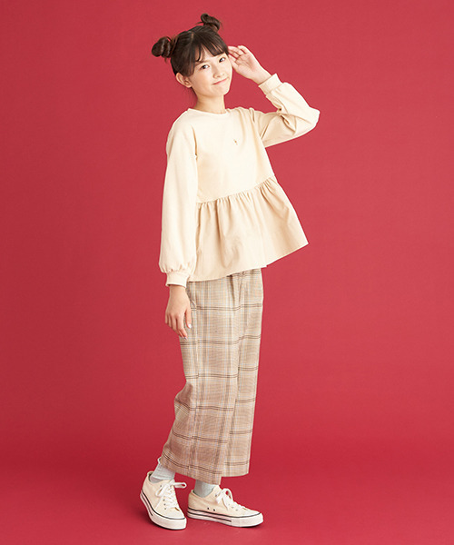 Lindsay(リンジィ)の「布帛切替えペプラムプルオーバー(スウェット・キッズ・アイボリー/ブラック/サックスブルー・L/M/S)」の5枚目の写真