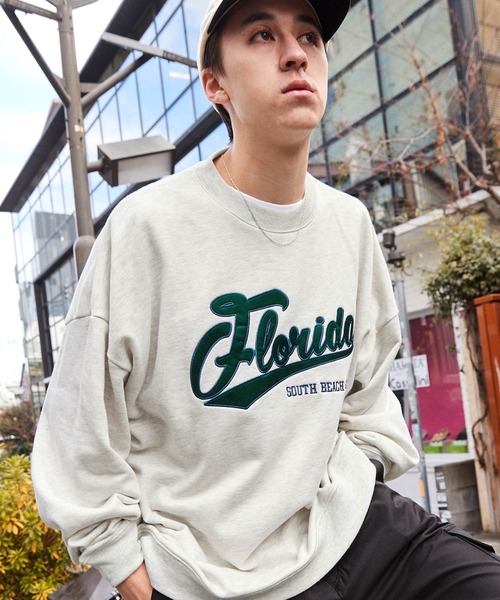 MONO-MART（モノマート）の「ビッグシルエットサテン刺繍カレッジロゴ 裏毛プルオーバースウェット（スウェット・メンズ・杢グレー/ダークグリーン/ブラック系/グレー系/アイボリー系/グリーン系/ブルー系/オートミール/ネイビー/ブラック/ブラック系2/グリーン系3/アイボリー系2/ブラウン系2/アイボリー系3/ネイビー系3/グリーン系2/ブラック系3・M/L）」の9枚目の写真