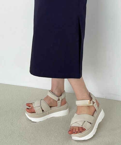 MAJESTIC LEGON(マジェスティックレゴン)の「ボリューミークロススポサン(サンダル・レディース・ブラック/ベージュ/アイボリー・MEDIUM/LARGE)」の5枚目の写真