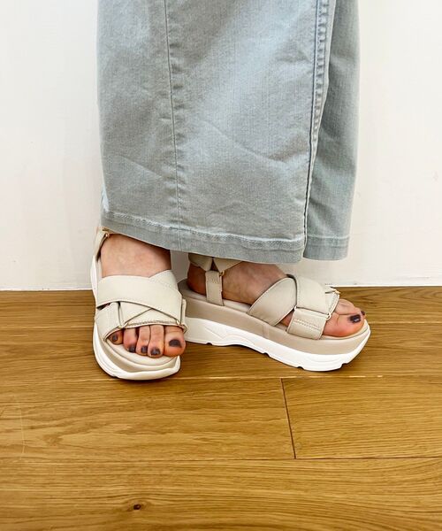 MAJESTIC LEGON(マジェスティックレゴン)の「ボリューミークロススポサン(サンダル・レディース・ブラック/ベージュ/アイボリー・MEDIUM/LARGE)」の6枚目の写真