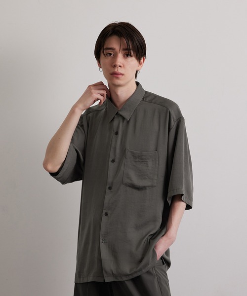 JUNRED(ジュンレッド)の「ドレープサテンレギュラーカラーシャツ(シャツ/ブラウス・メンズ・ブルー系その他4/ライトグレー/チャコールグレー/ライトグリーン・L/M/S)」の2枚目の写真