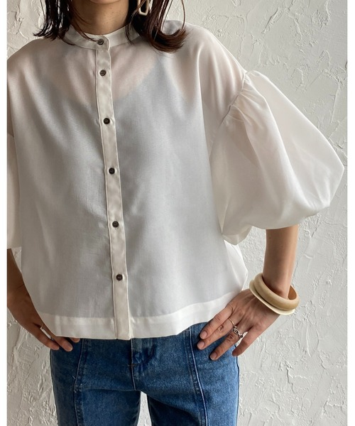 She's Closet（シーズクローゼット）の「リネンタッチバンドカラーボリュームスリーブショート丈半袖シャツ（シャツ/ブラウス・レディース・オフホワイト/ブラック/グレイッシュベージュ・FREE）」の4枚目の写真