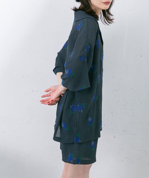 KBF（ケイビーエフ）の「エンブロイダリーワイドカラーシャツ（シャツ/ブラウス・レディース・ネイビー/アイボリー・ONE）」の4枚目の写真