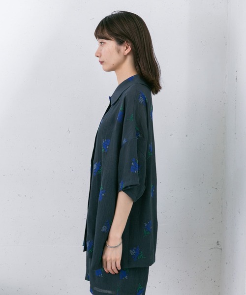 KBF（ケイビーエフ）の「エンブロイダリーワイドカラーシャツ（シャツ/ブラウス・レディース・ネイビー/アイボリー・ONE）」の5枚目の写真