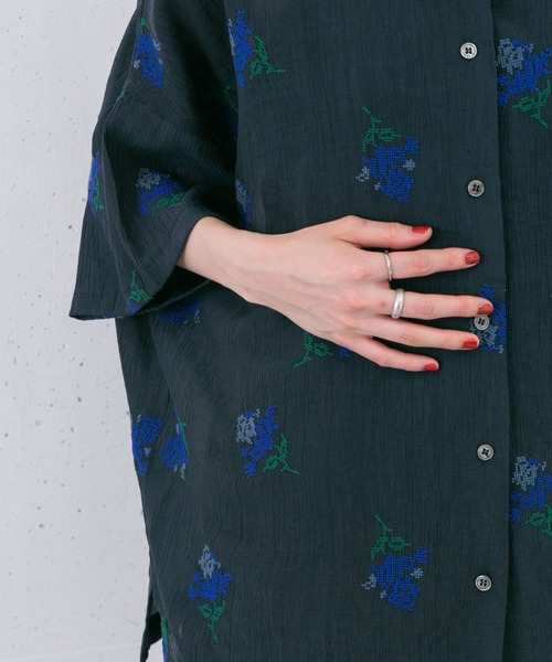 KBF（ケイビーエフ）の「エンブロイダリーワイドカラーシャツ（シャツ/ブラウス・レディース・ネイビー/アイボリー・ONE）」の9枚目の写真