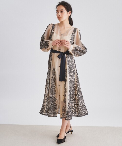 GRACE CONTINENTAL(グレースコンチネンタル)の「フラワーカットワークドレス(ドレス・レディース・ベージュ/ブラック・36)」の2枚目の写真