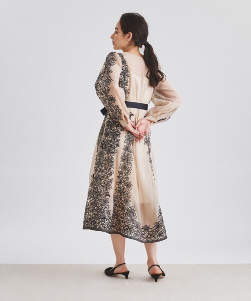 GRACE CONTINENTAL(グレースコンチネンタル)の「フラワーカットワークドレス(ドレス・レディース・ベージュ/ブラック・36)」の7枚目の写真