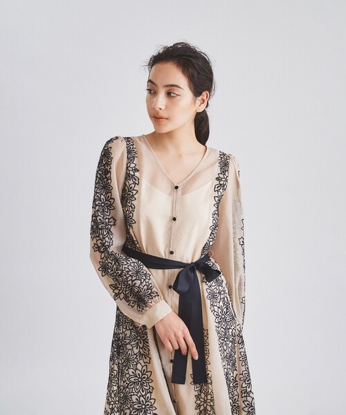 GRACE CONTINENTAL(グレースコンチネンタル)の「フラワーカットワークドレス(ドレス・レディース・ベージュ/ブラック・36)」の9枚目の写真