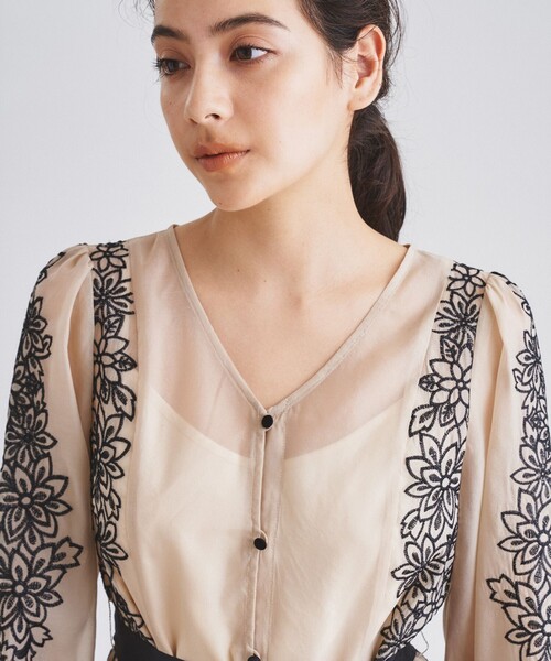 GRACE CONTINENTAL(グレースコンチネンタル)の「フラワーカットワークドレス(ドレス・レディース・ベージュ/ブラック・36)」の11枚目の写真