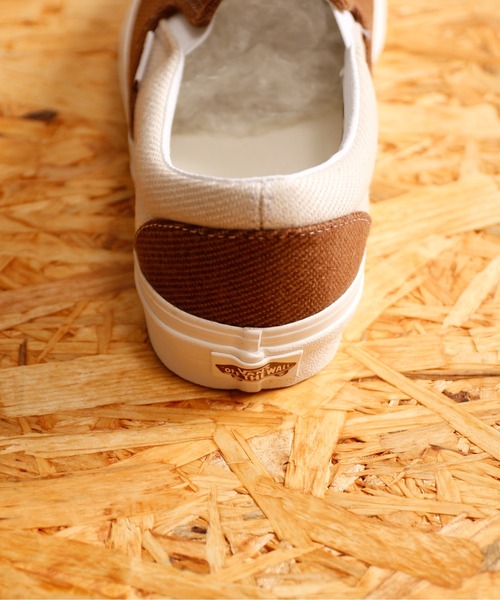 And A（アンドエー）の「VANS ヴァンズ / CLASSIC SLIP-ON クラシックスリッポン バイカラー配色切り替え キャンバスローカットスニーカー / VN0A5JMHBUE（スリッポン・メンズ・ブラウン・27cm/27.5cm/26.5cm/28.5cm）」の11枚目の写真