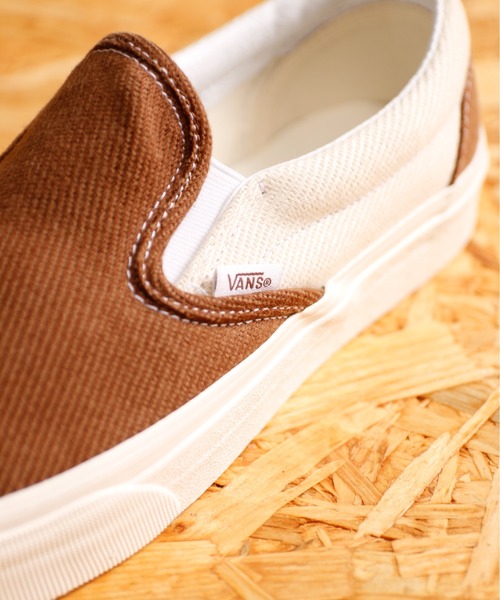 And A（アンドエー）の「VANS ヴァンズ / CLASSIC SLIP-ON クラシックスリッポン バイカラー配色切り替え キャンバスローカットスニーカー / VN0A5JMHBUE（スリッポン・メンズ・ブラウン・27cm/27.5cm/26.5cm/28.5cm）」の13枚目の写真
