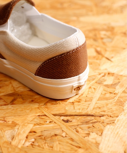 And A（アンドエー）の「VANS ヴァンズ / CLASSIC SLIP-ON クラシックスリッポン バイカラー配色切り替え キャンバスローカットスニーカー / VN0A5JMHBUE（スリッポン・メンズ・ブラウン・27cm/27.5cm/26.5cm/28.5cm）」の14枚目の写真