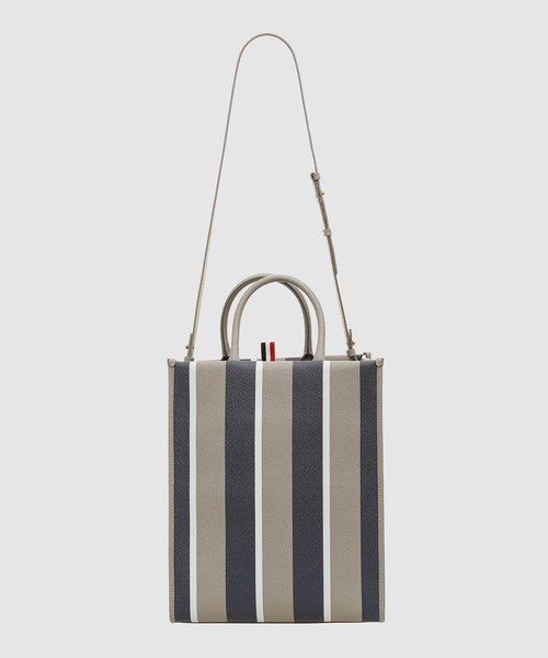 THOM BROWNE（トムブラウン）の「VERTICAL TOTE W/ SHOULDER STRAP IN 3D REP STRIPE PRINT ON PEBBLE GRAIN LEATHER MED GREYO/S（トートバッグ・メンズ・グレー・ONE SIZE）」の2枚目の写真