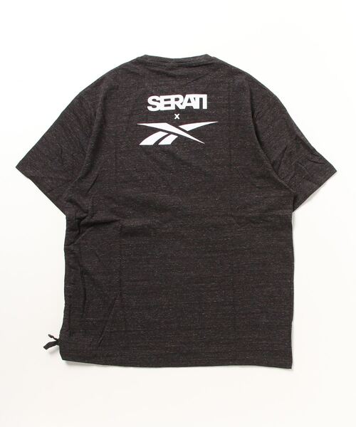 Reebok（リーボック）の「プライド オーバーサイズ グラフィック Tシャツ / Nao Serati Pride Oversized Graphic T-Shirt  （ブラックマルチ）（Tシャツ/カットソー・レディース・ブラック・J/L）」の2枚目の写真