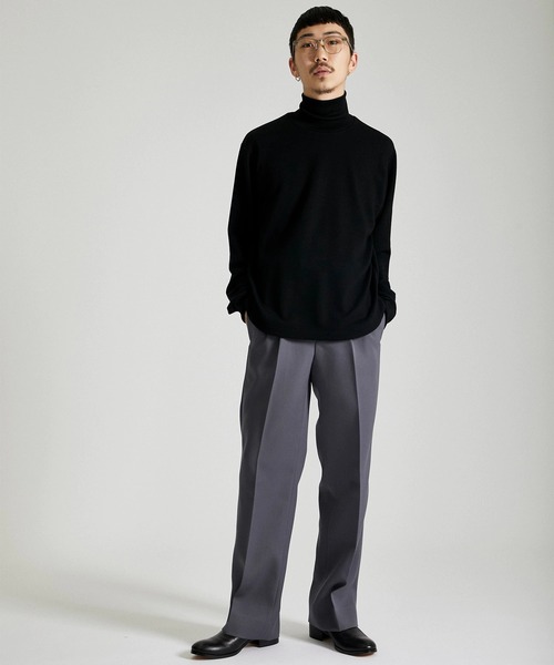 ETHOSENS（エトセンス）の「High neck sweatshirt（スウェット・メンズ・ブラック/キナリ・1/2）」の3枚目の写真