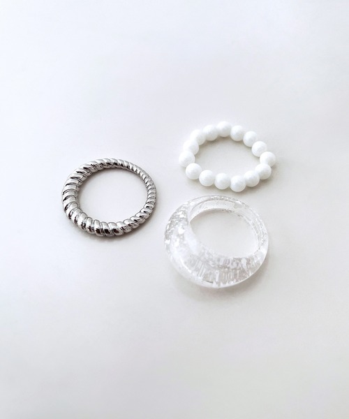 UNE MANSION（ユヌマンション）の「ラウンドシェープフェイクパール3ピースリングセット（リング・レディース・アイボリー/ブラック/ホワイト・ONE SIZE）」の2枚目の写真