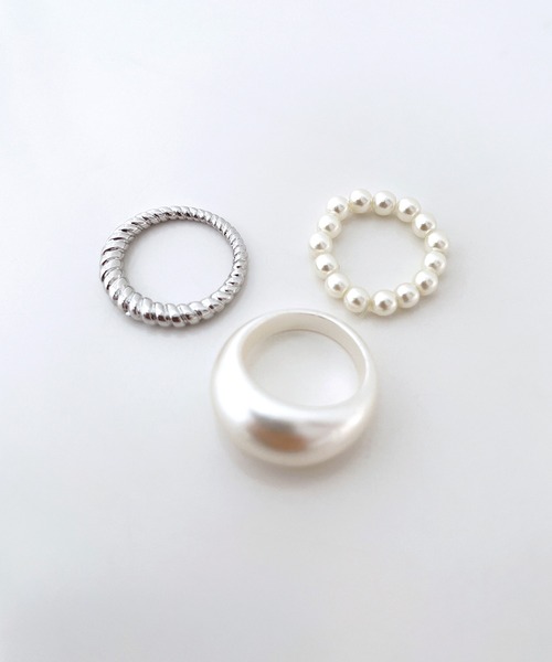 UNE MANSION（ユヌマンション）の「ラウンドシェープフェイクパール3ピースリングセット（リング・レディース・アイボリー/ブラック/ホワイト・ONE SIZE）」の3枚目の写真