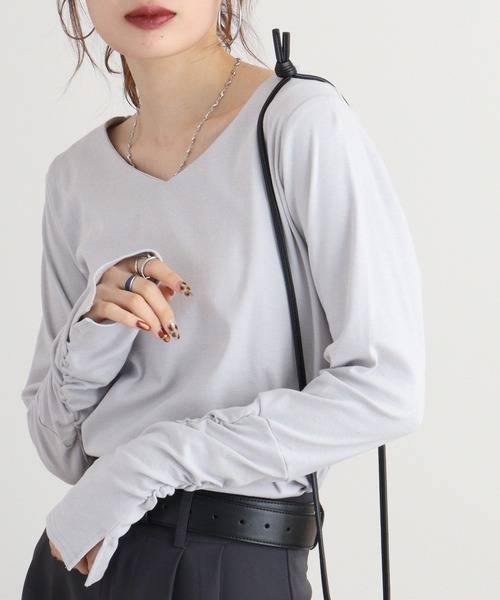 atONE(アットワン)の「atONE Vネック指空き長袖Tシャツ(Tシャツ/カットソー・レディース・パープル/チャコールグレー/グレイッシュブルー/ブラック/カーキ/グレイッシュベージュ/ネイビー/オフホワイト/杢グレー・M/L/3L/4L/LL)」の8枚目の写真