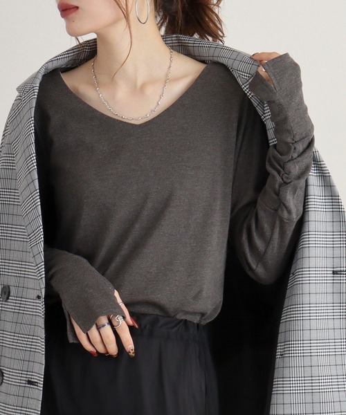 atONE(アットワン)の「atONE Vネック指空き長袖Tシャツ(Tシャツ/カットソー・レディース・パープル/チャコールグレー/グレイッシュブルー/ブラック/カーキ/グレイッシュベージュ/ネイビー/オフホワイト/杢グレー・M/L/3L/4L/LL)」の1枚目の写真