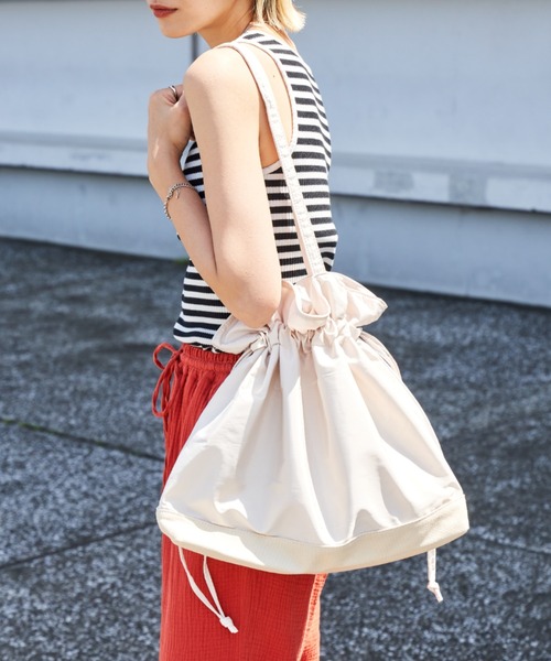 Auntie Rosa Holiday（アンティローザホリデー）の「2WAY巾着バッグ（トートバッグ・レディース・ブラック/ブラウン/ホワイト・FREE）」の8枚目の写真