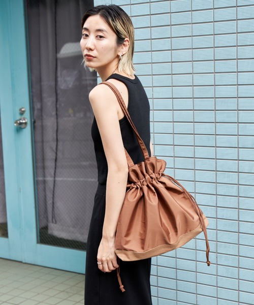 Auntie Rosa Holiday（アンティローザホリデー）の「2WAY巾着バッグ（トートバッグ・レディース・ブラック/ブラウン/ホワイト・FREE）」の17枚目の写真