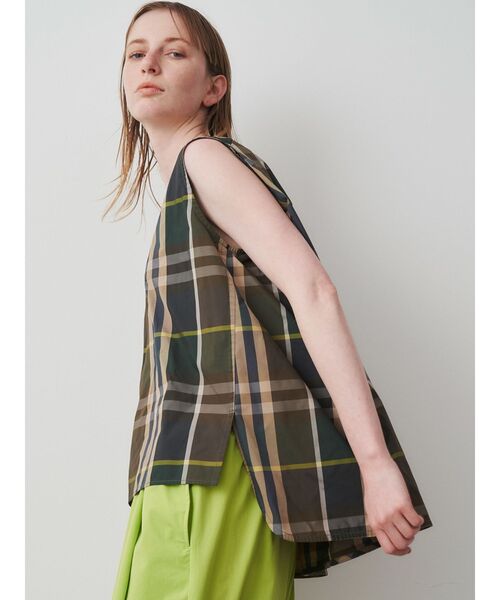 ELENDEEK(エレンディーク)の「Vネックタックブラウス【セットアップ可能】(シャツ/ブラウス・レディース・ブラック/カーキ/ライム/その他1・FREE)」の22枚目の写真