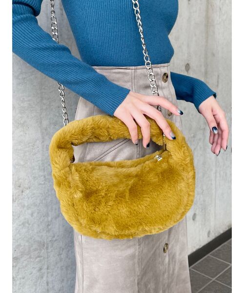 MURUA（ムルーア）の「フェイクファーミニバッグ（ハンドバッグ・レディース・マスタード/カーキ・FREE）」の2枚目の写真