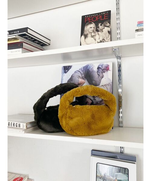 MURUA（ムルーア）の「フェイクファーミニバッグ（ハンドバッグ・レディース・マスタード/カーキ・FREE）」の17枚目の写真