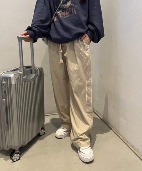 nemne store(ネンネストア)の「《Delfy》【低身長サイズあり】テックナイロンラインストレートパンツ(その他パンツ・レディース・ベージュ/ホワイト×ブラック・SMALL/MEDIUM)」の2枚目の写真