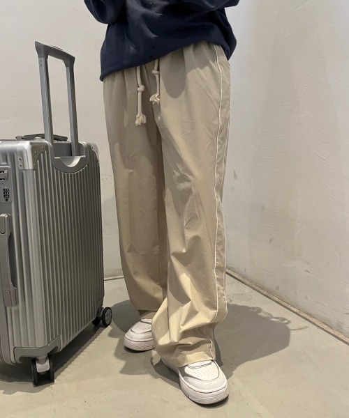 nemne store(ネンネストア)の「《Delfy》【低身長サイズあり】テックナイロンラインストレートパンツ(その他パンツ・レディース・ベージュ/ホワイト×ブラック・SMALL/MEDIUM)」の9枚目の写真