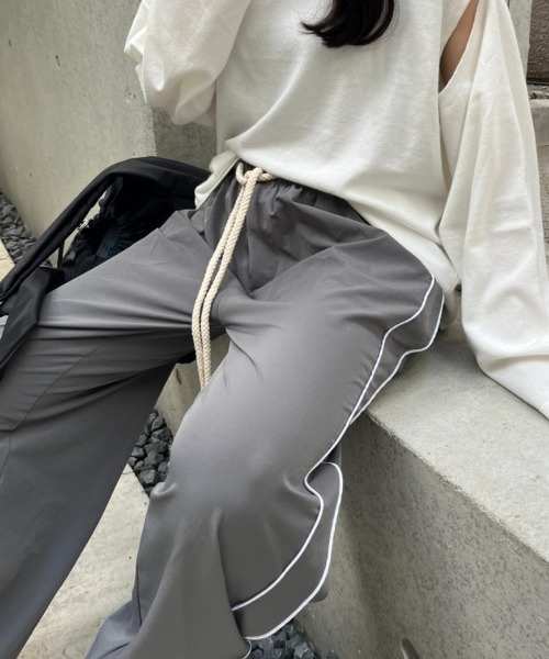 nemne store(ネンネストア)の「《Delfy》【低身長サイズあり】テックナイロンラインストレートパンツ(その他パンツ・レディース・ベージュ/ホワイト×ブラック・SMALL/MEDIUM)」の4枚目の写真