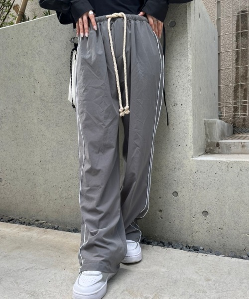 nemne store(ネンネストア)の「《Delfy》【低身長サイズあり】テックナイロンラインストレートパンツ(その他パンツ・レディース・ベージュ/ホワイト×ブラック・SMALL/MEDIUM)」の7枚目の写真