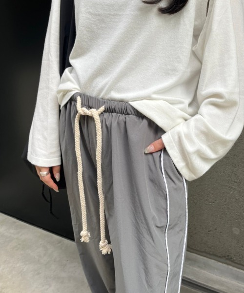 nemne store(ネンネストア)の「《Delfy》【低身長サイズあり】テックナイロンラインストレートパンツ(その他パンツ・レディース・ベージュ/ホワイト×ブラック・SMALL/MEDIUM)」の6枚目の写真