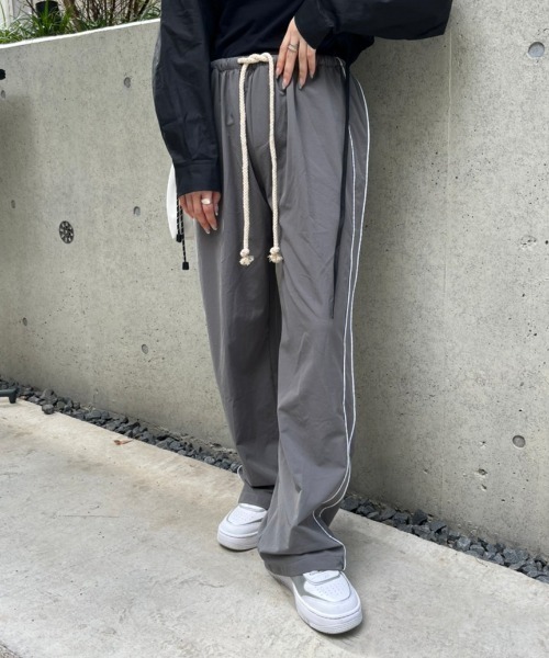 nemne store(ネンネストア)の「《Delfy》【低身長サイズあり】テックナイロンラインストレートパンツ(その他パンツ・レディース・ベージュ/ホワイト×ブラック・SMALL/MEDIUM)」の5枚目の写真