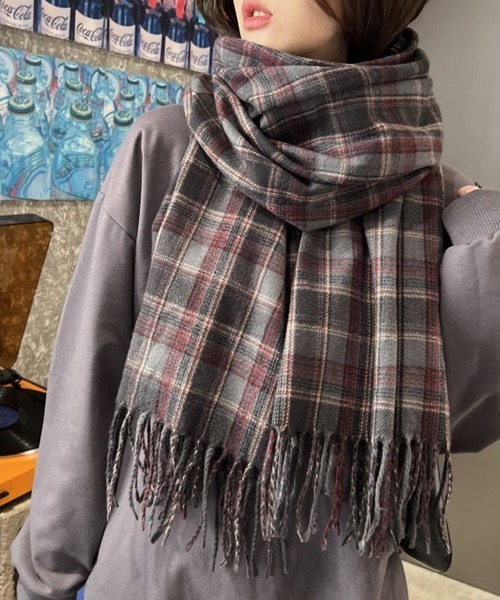 VIBGYOR Women（ヴィブジョー　ウィメン）の「【float】チェック柄  フリンジ ストール マフラー（マフラー・レディース・ネイビー系/グリーン系/ブラウン系/ベージュ系/ブラック系/レッド系・FREE）」の2枚目の写真