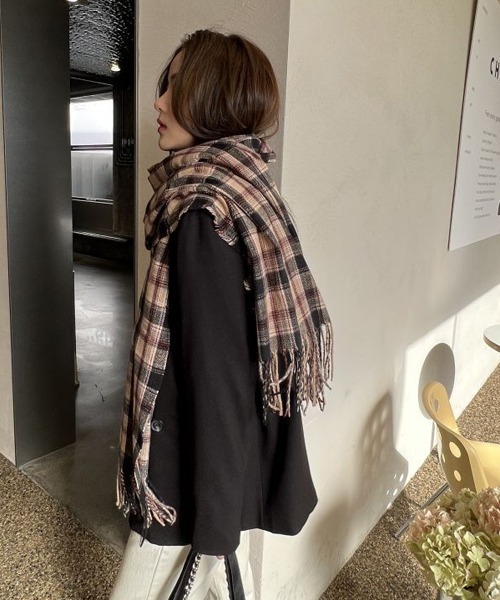 VIBGYOR Women（ヴィブジョー　ウィメン）の「【float】チェック柄  フリンジ ストール マフラー（マフラー・レディース・ネイビー系/グリーン系/ブラウン系/ベージュ系/ブラック系/レッド系・FREE）」の3枚目の写真