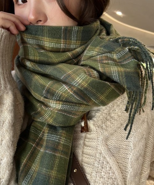 VIBGYOR Women（ヴィブジョー　ウィメン）の「【float】チェック柄  フリンジ ストール マフラー（マフラー・レディース・ネイビー系/グリーン系/ブラウン系/ベージュ系/ブラック系/レッド系・FREE）」の4枚目の写真