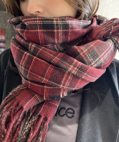 VIBGYOR Women（ヴィブジョー　ウィメン）の「【float】チェック柄  フリンジ ストール マフラー（マフラー・レディース・ネイビー系/グリーン系/ブラウン系/ベージュ系/ブラック系/レッド系・FREE）」の6枚目の写真