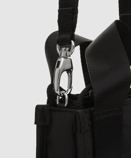 GANNI（ガニー）の「Recycled Tech Mini Tote（ハンドバッグ・レディース・ブラック・ONE SIZE）」の3枚目の写真