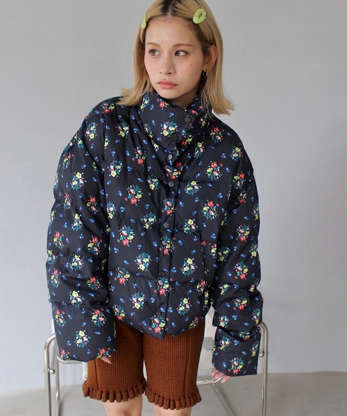 SANSeLF(サンセルフ)の「スモールフラワーパターンダウンジャケット【SANSeLF】sanw24a008(ダウンジャケット/コート・レディース・ブラック/ブルー・FREE)」の4枚目の写真