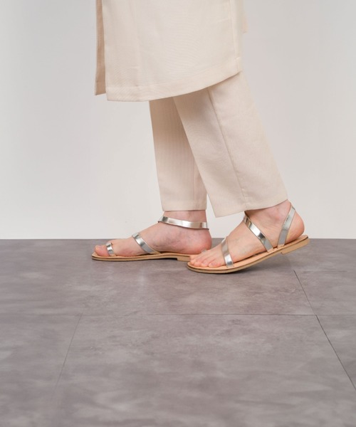 Rivel(リヴェル)の「【L’ ANGOLO DEL CUOIO/ランゴロデルクオイオ】トングサンダル レザーサンダル フラットサンダル(サンダル・レディース・ホワイト/ブラック/シルバー・39/38/37/36)」の12枚目の写真