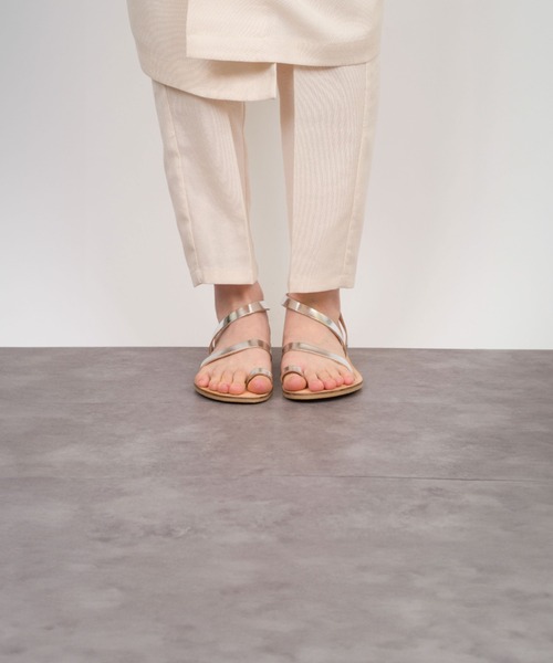 Rivel(リヴェル)の「【L’ ANGOLO DEL CUOIO/ランゴロデルクオイオ】トングサンダル レザーサンダル フラットサンダル(サンダル・レディース・ホワイト/ブラック/シルバー・39/38/37/36)」の14枚目の写真