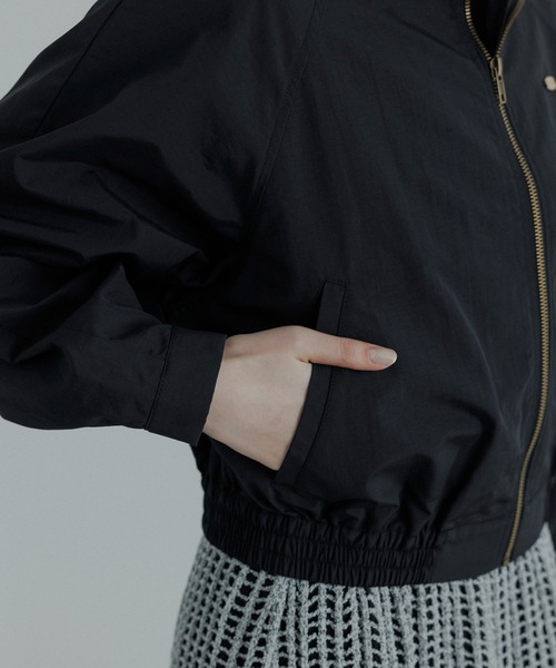 CE'E_SE'E(シーシー)の「クロップドナイロンブルゾン(ブルゾン・レディース・ブラック/ベージュ・FREE)」の4枚目の写真