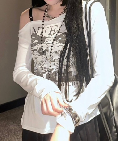 XU(エックスユー)の「【Never mind the XU】one shoulder print tops / 【ネバーマインド ザ エックスユー】ワンショルダープリント長袖Tシャツ(Tシャツ/カットソー・レディース・ホワイト/ブラック・ONE SIZE)」の5枚目の写真