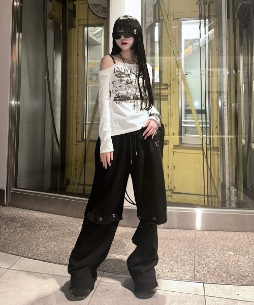 XU(エックスユー)の「【Never mind the XU】one shoulder print tops / 【ネバーマインド ザ エックスユー】ワンショルダープリント長袖Tシャツ(Tシャツ/カットソー・レディース・ホワイト/ブラック・ONE SIZE)」の3枚目の写真