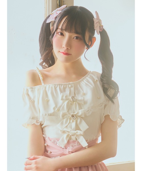 Ank Rouge（アンクルージュ）の「ワンショルリボンブラウス（シャツ/ブラウス・レディース・ホワイト/ブラック/ブルー・M）」の2枚目の写真